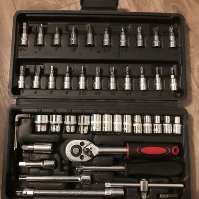 Caisse à outils , cliquet , douilles , embouts , tournevis , rallonges 